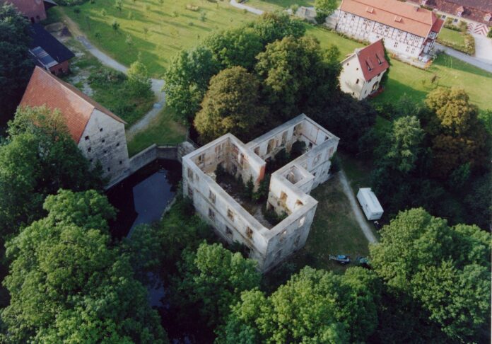 Schlossruine in stoermede luftaufnahme