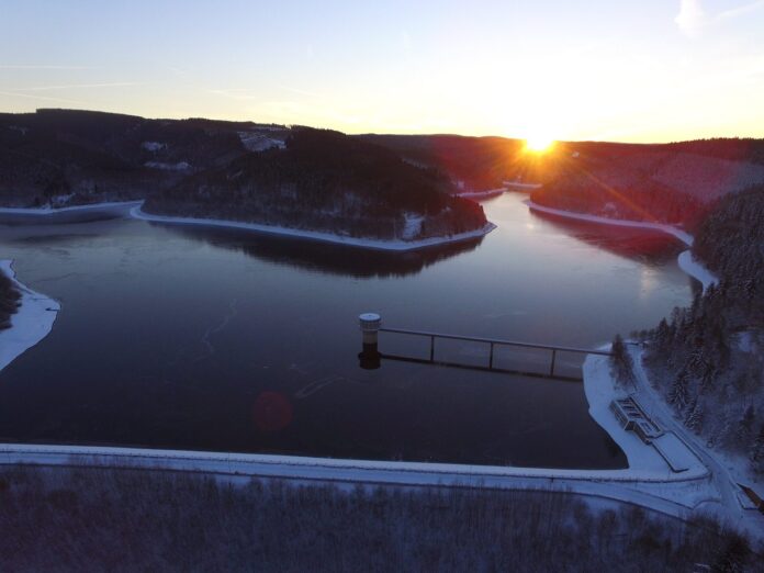 Die Obernautalsperre bei Sonnenaufgang im Winter