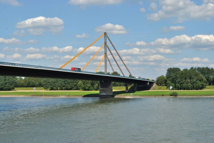 Autobahn: Duisburg, Neuenkamper Brücke, 2011-08 CN