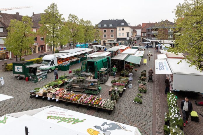 Wochenmarkt: Dülmen, Marktplatz, Wochenmarkt -- 2017 -- 9631